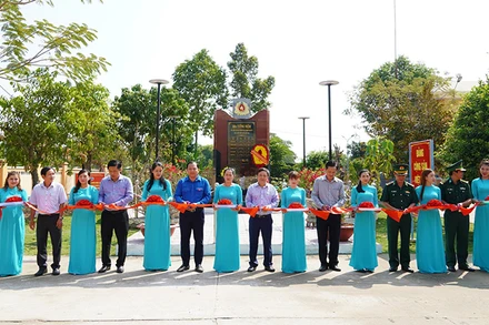 Cắt băng khánh thành Bia tưởng niệm các anh hùng Liệt sĩ tại Đồn Biên phòng Thông Bình.