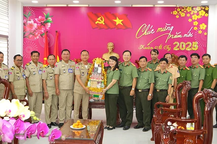 Thiếu tướng Thoang Vandy, Phó Trưởng Ty Công an tỉnh Prey Veng, tặng quà chúc mừng Tết cổ truyền của Việt Nam đến Công an tỉnh Đồng Tháp. (Ảnh: PHƯỚC THANH)