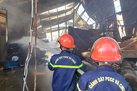 Nhiều cán bộ, chiến sĩ được điều đến tham gia chữa cháy.