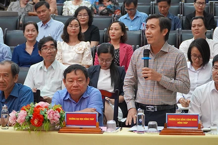 Cử tri Trường Đại học Đồng Tháp phát biểu ý kiến đề xuất đến đại biểu Quốc hội. (Ảnh: HỮU NGHĨA)