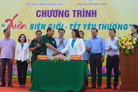 Đại diện Hội Liên hiệp Phụ nữ tỉnh và Bộ Chỉ huy Bộ đội Biên phòng tỉnh Đồng Tháp ký kết phối hợp thực hiện nội dung Chương trình "Xuân biên giới-Tết yêu thương" giai đoạn 2024-2026. (Ảnh: HỮU NGHĨA)