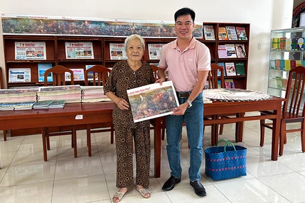 Bác Phạm Kim Thanh tại buổi nhận tranh.