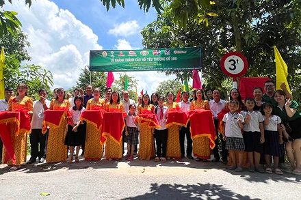 Nghi thức cắt băng khánh thành “Cầu nối yêu thương” số 108 - cầu Xẻo Ván, ấp Mỹ Thới, xã Mỹ Xương, huyện Cao Lãnh. (Ảnh: HỮU NGHĨA)