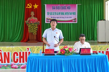 Bí thư Tỉnh ủy Đồng Tháp Lê Quốc Phong trả lời ý kiến cử tri. (Ảnh: HỮU NGHĨA)