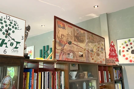 Tờ phụ san đặc biệt 30/4 của Báo Nhân Dân được chủ quán trà sữa Khôi đóng khung trang trọng. (Ảnh: HỮU NGHĨA)