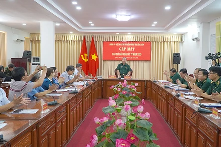 Đại tá Nguyễn Văn Minh, Chính ủy Bộ đội Biên phòng tỉnh Đồng Tháp, phát biểu tại buổi gặp mặt. (Ảnh: HỮU NGHĨA)