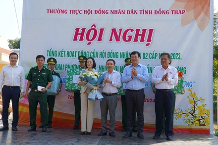 Trao quà Tết tặng cán bộ, chiến sĩ Đồn biên phòng Cửa khẩu quốc tế Dinh Bà và tặng hoa cho đại biểu.