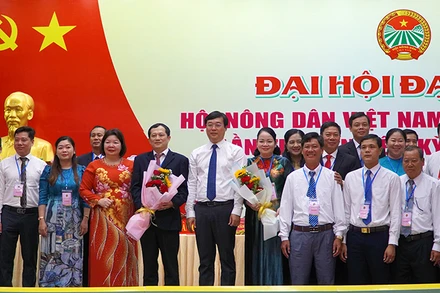 Lãnh đạo Trung ương Hội Nông dân Việt Nam và tỉnh Đồng Tháp tặng hoa chúc mừng đại hội. (Ảnh: HỮU NGHĨA)