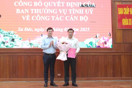 Ủy viên Trung ương Đảng, Bí thư Tỉnh ủy Đồng Tháp Lê Quốc Phong trao quyết định và tặng hoa chúc mừng ông Nguyễn Phước Thiện. (Ảnh: THANH NGHĨA)