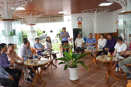 Chủ tịch Ủy ban nhân dân tỉnh Đồng Tháp Phạm Thiện Nghĩa phát biểu tại buổi “Cà-phê doanh nghiệp”.