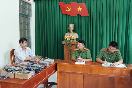 Anh Ngô Vũ Minh Dương giao nộp 18 công cụ kích điện dùng để đánh bắt thủy sản. (Ảnh: Công an cung cấp)