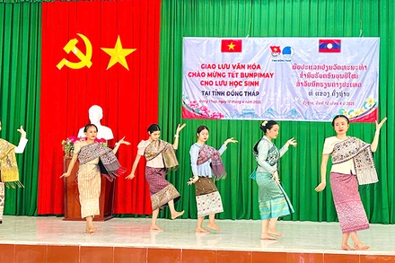 Tiết mục giao lưu văn nghệ của các lưu học sinh Lào. (Ảnh: NHƯ ANH)