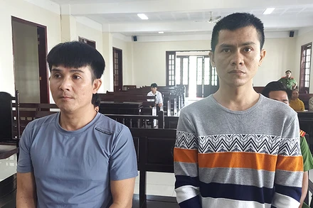 Bị cáo Ngô Hoàng Thọ (bên trái) và Phạm Hồng Qui.