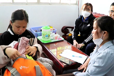 Em Nguyễn Ngọc Nguyên đang ở Trung tâm Bảo trợ xã hội tổng hợp tỉnh Đồng Tháp. (Ảnh: THÚY NHI)