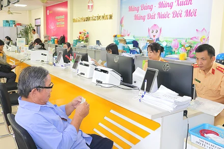 Công an tỉnh Đồng Tháp tổ chức thu nhận hồ sơ cấp đổi, cấp lại giấy phép lái xe và cấp phiếu lý lịch tư pháp tại Trung tâm Hành chính công tỉnh Đồng Tháp. (Ảnh: PHƯỚC THANH)