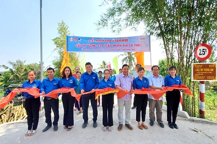 Cắt băng khánh thành cầu tại ấp An Ninh, xã An Khánh, huyện Châu Thành, tỉnh Đồng Tháp.