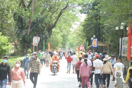 Du khách tham quan Khu di tích Quốc gia đặc biệt Gò Tháp dịp lễ hội.