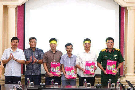 Chủ tịch Ủy ban nhân dân tỉnh Đồng Tháp Phạm Thiện Nghĩa trao hồ sơ 4 mỏ cát cho các nhà thầu.