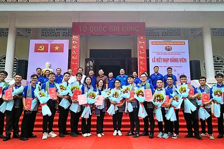 Lễ kết nạp Đảng viên mới là sinh viên tình nguyện "Mùa hè xanh" Trường đại học Bách khoa, Đại học Quốc gia Thành phố Hồ Chí Minh.