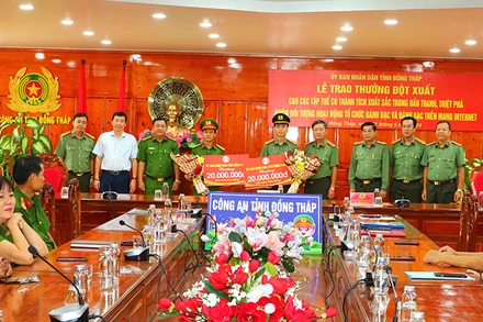 Chủ tịch Ủy ban nhân dân tỉnh Đồng Tháp Phạm Thiện Nghĩa đến Công an tỉnh Đồng Tháp trao tặng số tiền khen thưởng cho 2 tập thể.