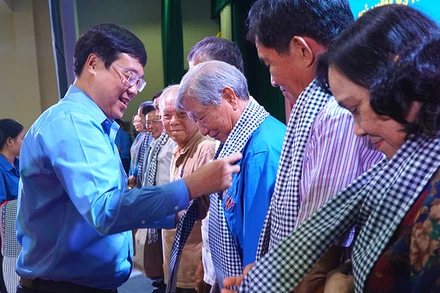 Ủy viên Trung ương Đảng, Bí thư Tỉnh ủy Đồng Tháp Lê Quốc Phong trao quà cho các cựu cán bộ đoàn tỉnh Đồng Tháp qua các thời kỳ. (Ảnh: HỮU NGHĨA)