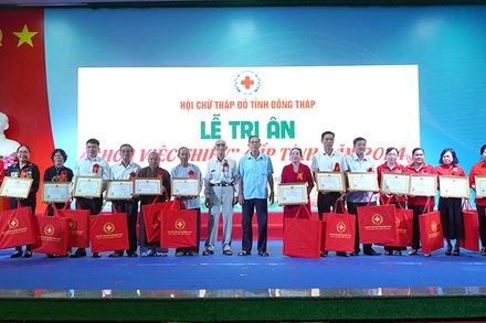 Tri ân các cá nhân đạt danh hiệu “Người tốt, việc thiện” là “Hoa việc thiện” cấp tỉnh.