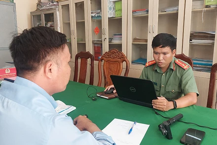 Đối tượng Nguyễn Bình Dân tại cơ quan công an. (Ảnh: Công an cung cấp)