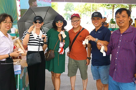 Du khách thích thú khi được nhận những túi hạt sen hồng Đồng Tháp.