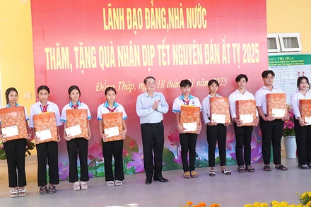 Phó Chủ tịch Quốc hội Nguyễn Đức Hải trao quà cho “Con nuôi đồn Biên phòng” Cửa khẩu quốc tế Thường Phước.