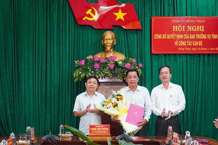 Lãnh đạo tỉnh Đồng Tháp trao quyết định, tặng hoa chúc mừng đồng chí Trần Văn Tám.
