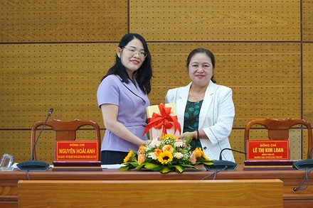 Đồng chí Nguyễn Hoài Anh trao tặng Tỉnh ủy Đồng Tháp một số đầu sách lý luận chính trị.