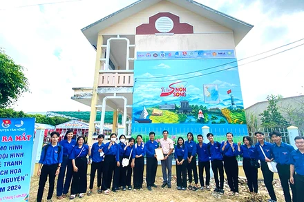 Lễ ra mắt mô hình “Đội hình vẽ tranh bích họa tình nguyện” năm 2024 tại huyện biên giới Tân Hồng.