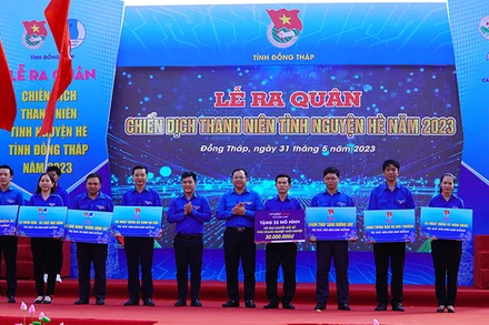 Trao bảng tượng trưng các công trình, phần việc cho các địa phương, các Huyện đoàn, Thành đoàn và Đoàn trực thuộc.