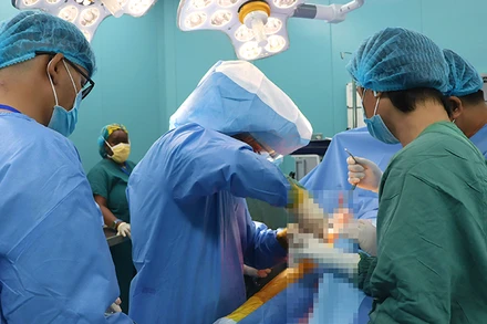Bác sĩ thực hiện phẫu thuật thay khớp cho bệnh nhân.
