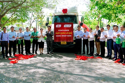 Đại biểu thực hiện nghi thức chúc mừng container củ sen đầu tiên. 