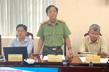 Thượng tá Trần Trung Quốc, Trưởng phòng Tham mưu, Công an tỉnh Đồng Tháp trả lời báo chí. (Ảnh: HỮU NGHĨA)