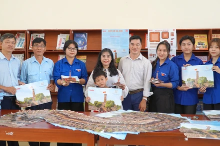 Trao tặng phụ san Cột cờ Hà Nội đến đại diện một số trường học và bạn đọc trẻ. (Ảnh: HỮU NGHĨA)