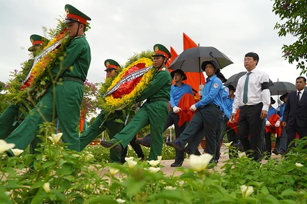 Đưa tiễn các anh về với đất mẹ. (Ảnh: HỮU NGHĨA)