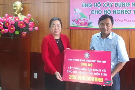 Đồng chí Võ Chí Hữu tiếp nhận ủng hộ từ Công ty Trách nhiệm hữu hạn Một thành viên Xổ số kiến thiết Đồng Tháp.