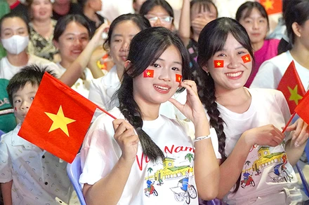 Nhiều bạn trẻ Đồng Tháp chung vui ngày lễ kỷ niệm. (Ảnh: HỮU NGHĨA)