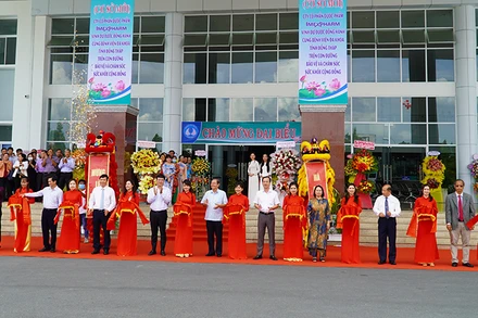 Nghi thức cắt băng khánh thành Bệnh viện đa khoa Đồng Tháp (cơ sở mới).