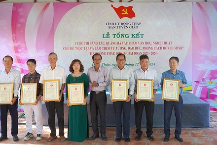 Trao giải các tác giả chuyên ngành văn học. (Ảnh: HỮU NGHĨA)