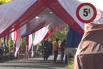 Đến 7 giờ 45 phút, ngày 25/3, rạp vẫn còn để nguyên. Tuy nhiên, tất cả bàn ghế đã được đưa lên xe, chuẩn bị chuyển đi. (Ảnh: HỮU NGHĨA)