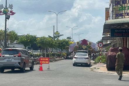 Rạp nằm giữa đoạn đường, chặn kín khiến người dân không còn lối đi lại trên đoạn đường này. Ảnh: HỮU NGHĨA