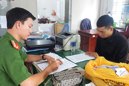 Lê Hữu Quyết tại cơ quan công an. (Ảnh: Công an Đồng Tháp)