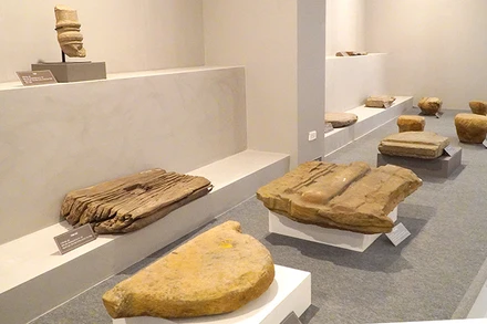 Hiện vật tại Nhà trưng bày Xứ ủy Nam Bộ và Văn hóa Óc Eo. (Ảnh: HỮU NGHĨA)