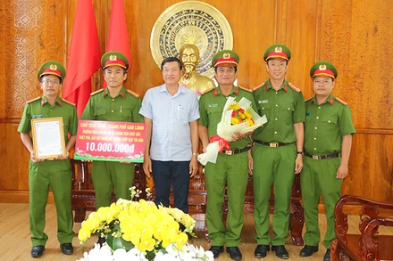 Chủ tịch Ủy ban nhân dân thành phố Cao Lãnh Võ Phan Thành Minh trao thưởng cho Ban chuyên án. (Ảnh: PHƯỚC THANH)