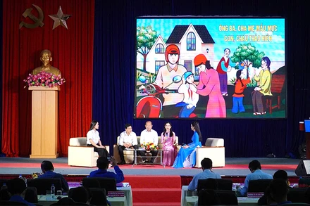 Các diễn giả tham gia thảo luận bàn tròn với chủ đề: "Thanh niên sống khỏe".