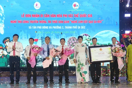 Lãnh đạo thành phố Sa Đéc nhận chứng nhận Di sản Văn hóa phi vật thể Quốc gia Nghề thủ công truyền thống, Tri thức dân gian “Nghề làm bột gạo Sa Đéc”.