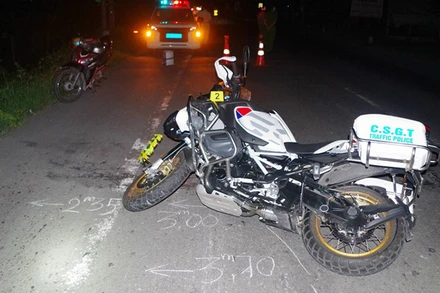 Xe cảnh sát giao thông bị tông khi bị kiểm tra. (Ảnh: Công an cung cấp)